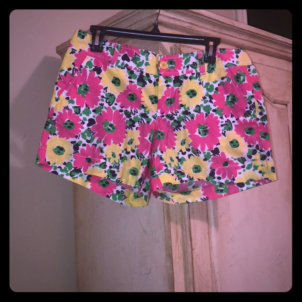 Lilly Pulitzer floral shorts. Size 8!